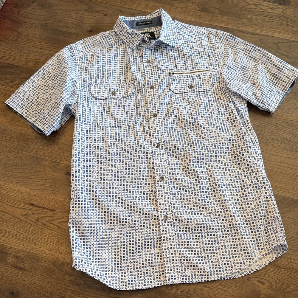 Rock & Republic Men's Small White with Blue Patter Short Sleeve Button Up